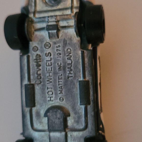 Hot Wheels toy cat. White Corvette Surf Shop 1975 steel chasis. - Picture 4 of 4